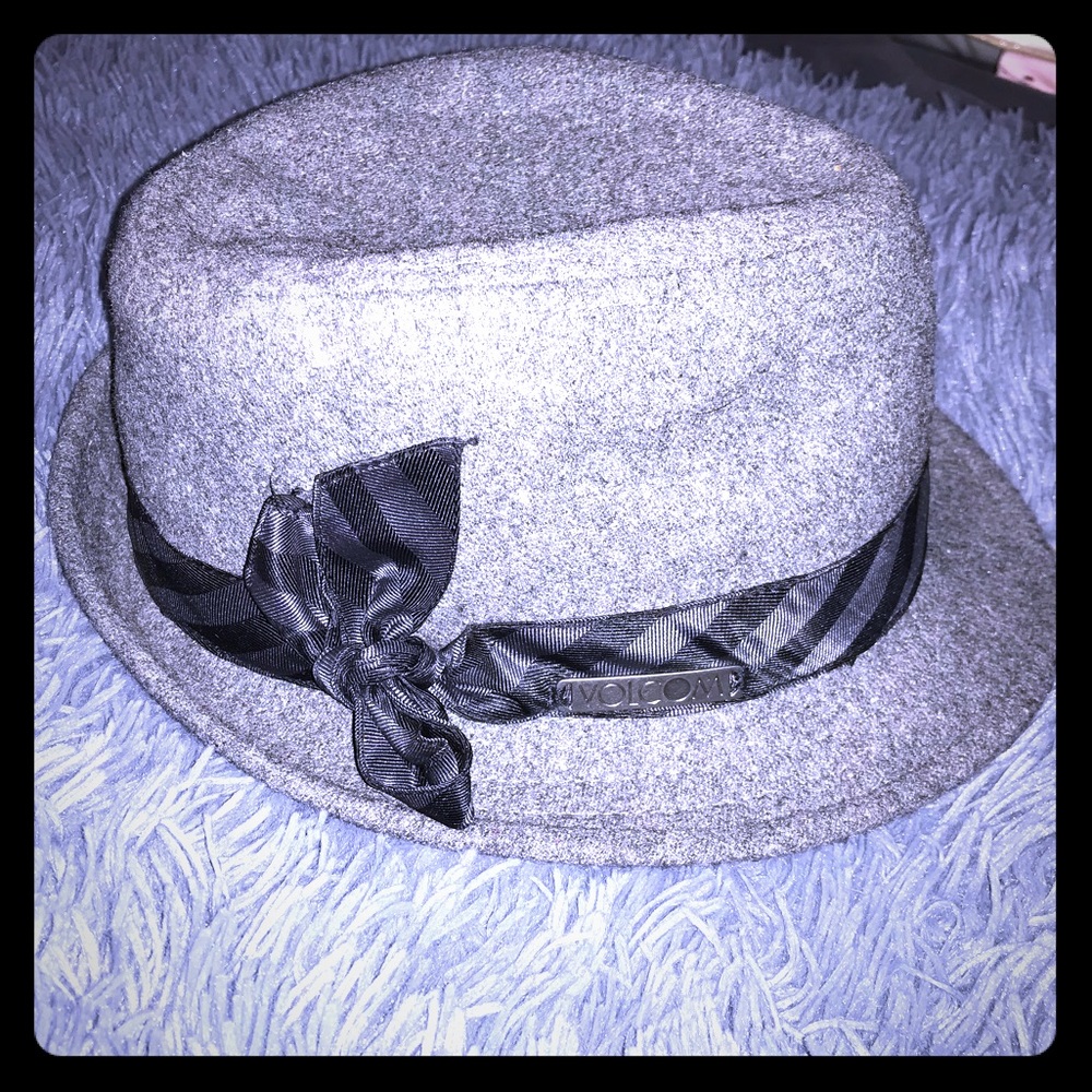 ☠️adorable grey wool Volcom fedora w/satin bow